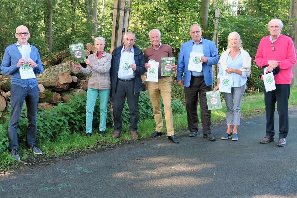 Een delegatie van actiecomité Den Aard - Red Ons Groen met centraal Raymond Groenen en raadsman Pascal Mallien en tweede van links Annemie Reijmen.