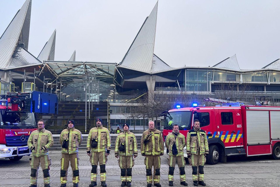 Post Zuid van Brandweer Zone Antwerpen hielden een minuut stilte voor het justitiepaleis.