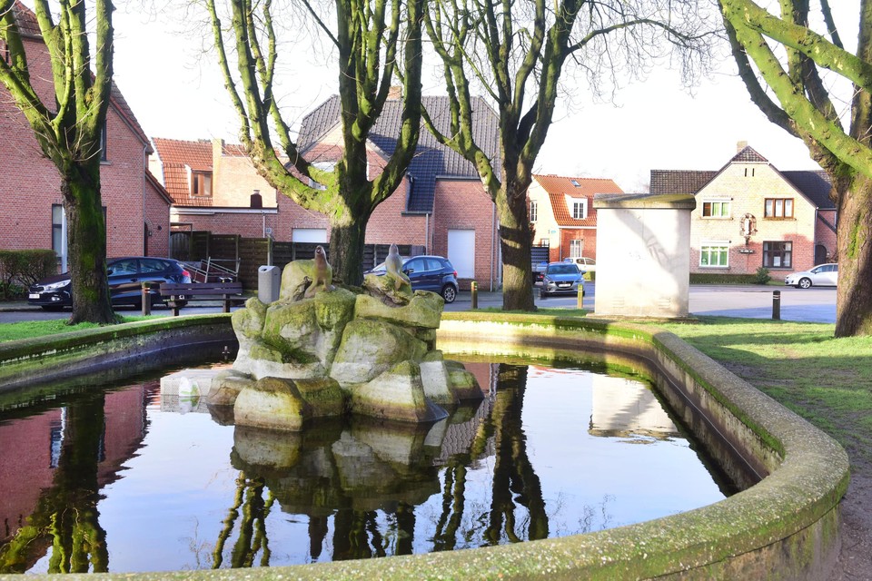Het Volksplein met fontein in de tuinwijk anno 2021.