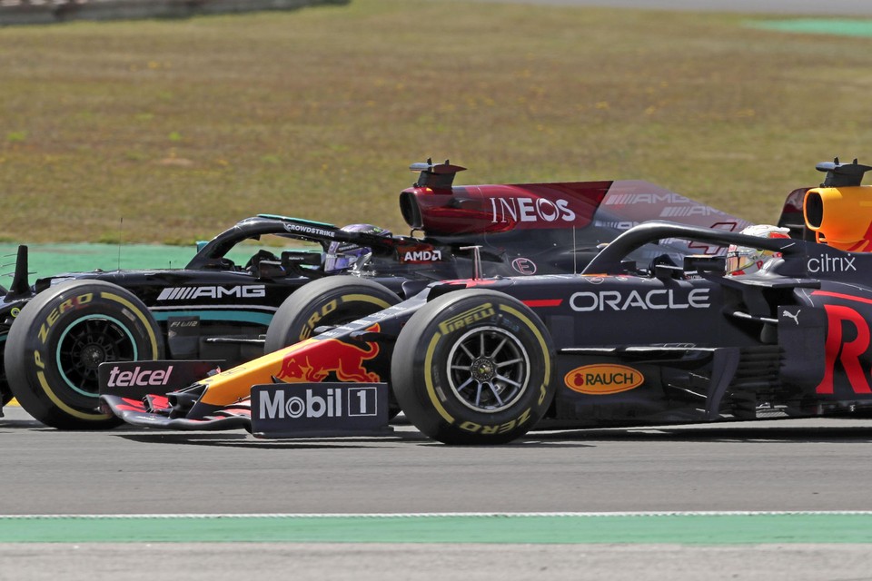 Verstappen probeert Hamilton in te halen. Inzet: Verstappen meteen na de race.