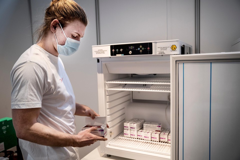In de Deense vaccinatiecentra blijft AstraZeneca even in de koelkast liggen.  