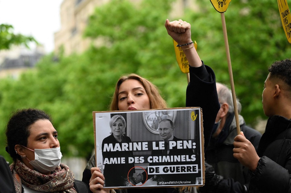 Actievoerders voerden woensdag in Parijs nog actie tegen Marine Le Pen en haar banden met Poetin. 