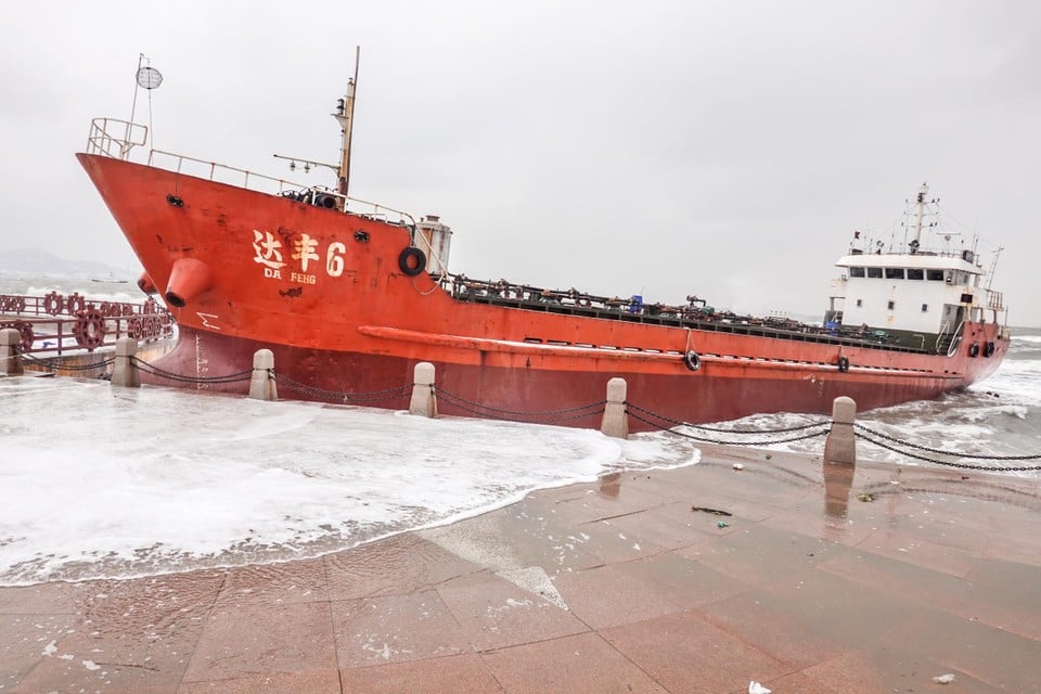 Het cargoschip DA FENG 6 brak los na een storm in het Chinese Yantai.