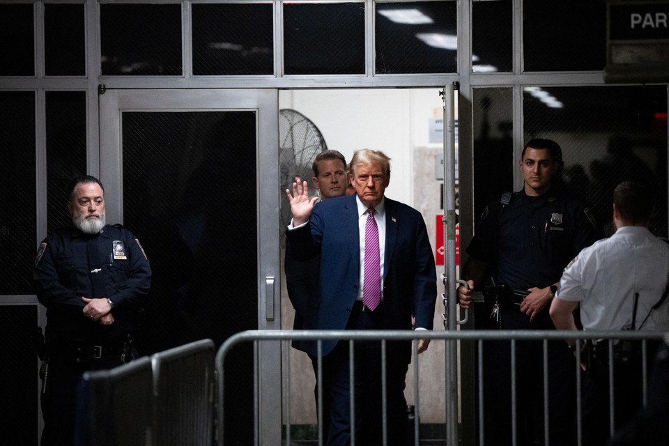 Trump verlaat het gebouw nadat het nieuws de rechtszaal bereikte.