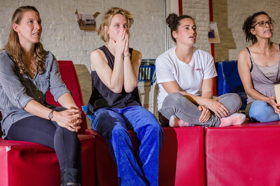 Jitske Van den Broeck (tweede van rechts) en mama Mireille Schepers (rechts) volgen in spanning de olympische teamfinale.