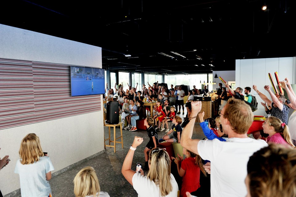 Het hele clubhuis van Victory viert mee.