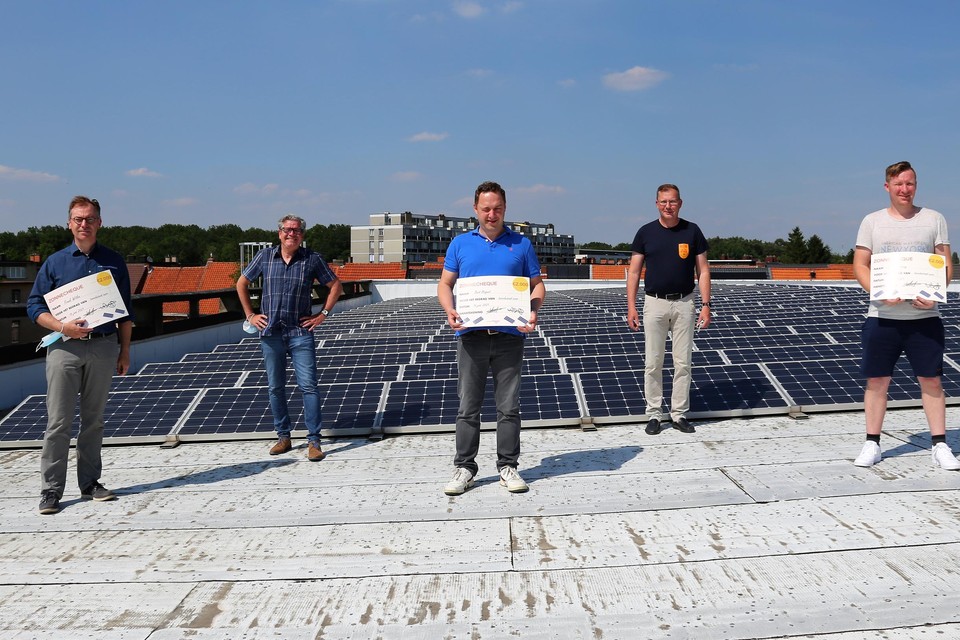 De schepenen Walter Brat en Paul De Swaef beloonden de winnaars tussen de zonnepanelen op de sporthal.