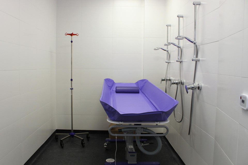 De decontaminatiekamer voor maximaal drie patiënten.