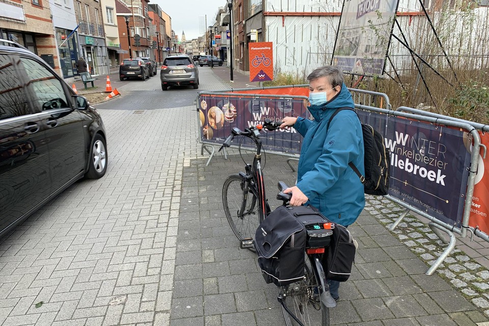 Marie-José aan de enige fietsenstalling in de Overwinningsstraat. “Te weinig plaats en te gevaarlijk!”