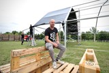 thumbnail: Organisator Stef Roevens stelde woensdag de grote tent op in het Beekpark.