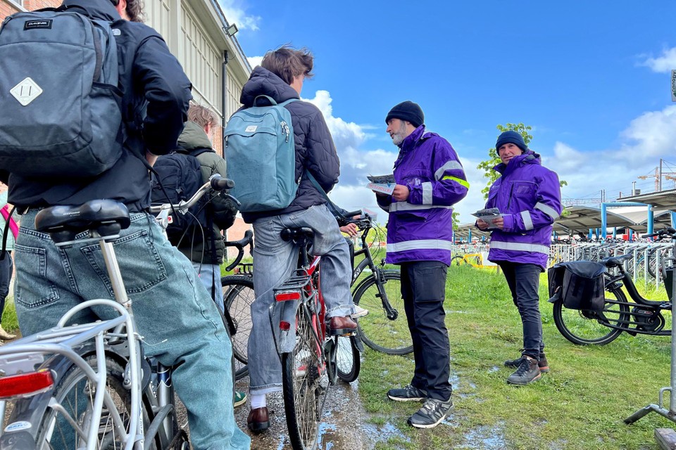 Gemeenschapswachten informeren jongeren in Mechelen over het nieuwe platform tegen fietsdiefstal.