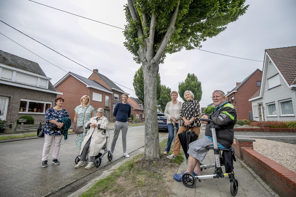 Gemeenteraadslid Brend Van Ransbeeck (blauwe trui) staat met enkele buurtbewoners in de Doelstraat. 