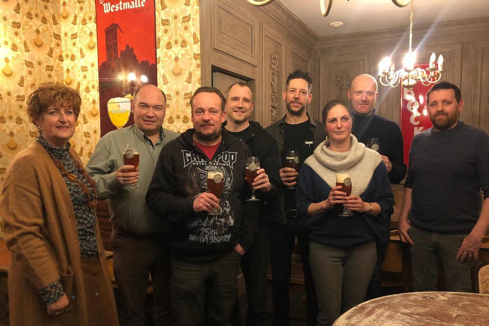 De initiatiefnemers van het Strijdersbier toosten bij FloRik in Wechelderzande samen met burgemeester Marleen Peeters (N-VA) van Lille, burgemeester Bart Craane (CDE-Vlim.be) en schepen Luc De Backer (Inzet) van Lille op het succes van het bier voor het goede doel.