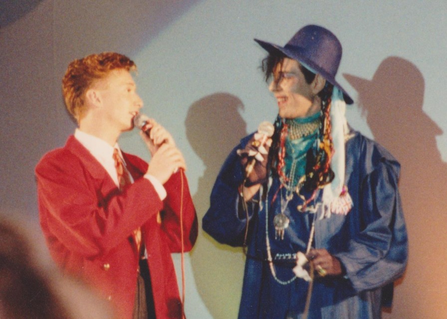 Een jonge Bart Kaëll in 1990, tijdens een Soundmixshow in duet met een imitator van Boy George