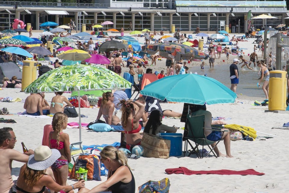 Gezellige drukte op het strand.