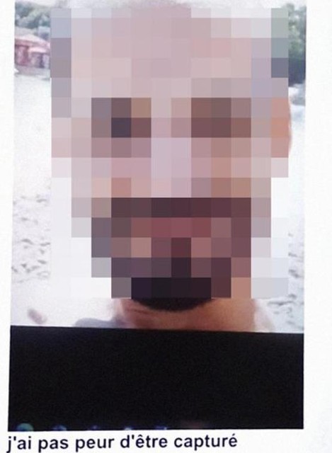 De man voegde bij zijn bericht ook een foto, en zei dat hij “geen schrik had om gevangengenomen te worden”. Maar de foto zou van iemand anders zijn, en vermoedelijk van Facebook gehaald zijn.