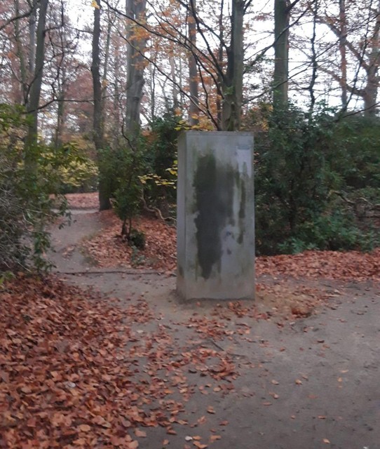 De lege sokkel van Madek.