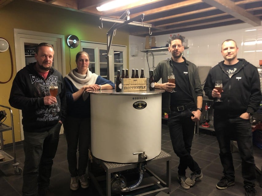 Toon Verheijen, An Aerts, Jeroen Van Loon en Benny Brees staan bij de brouwketel van het Strijdersbier bij thuisbrouwerij FloRik in Wechelderzande.
