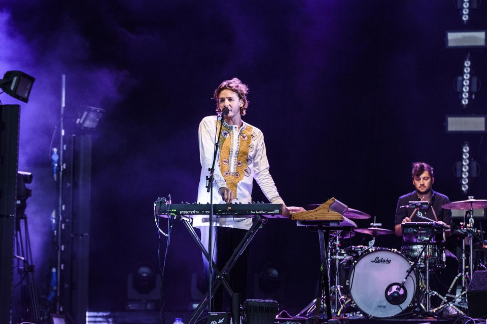 Oliver Symons en zijn partner verwachten hun eerste kindje.