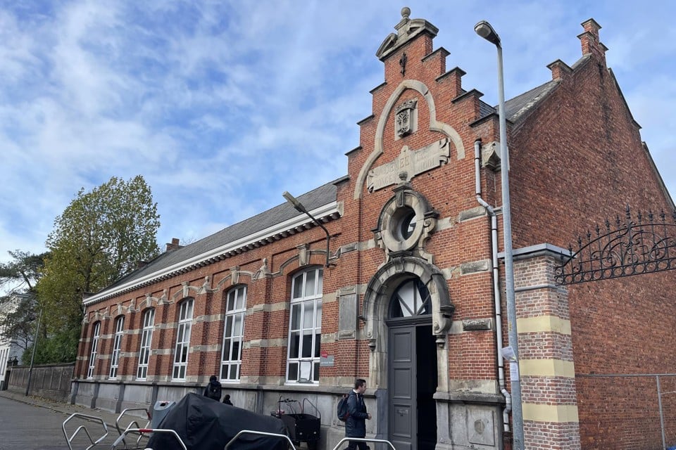 De vroegere gemeentelijke jongensschool in de Hikstraat biedt veel mogelijkheden, gaande van woonerf tot (post)revalidatiecentrum. 