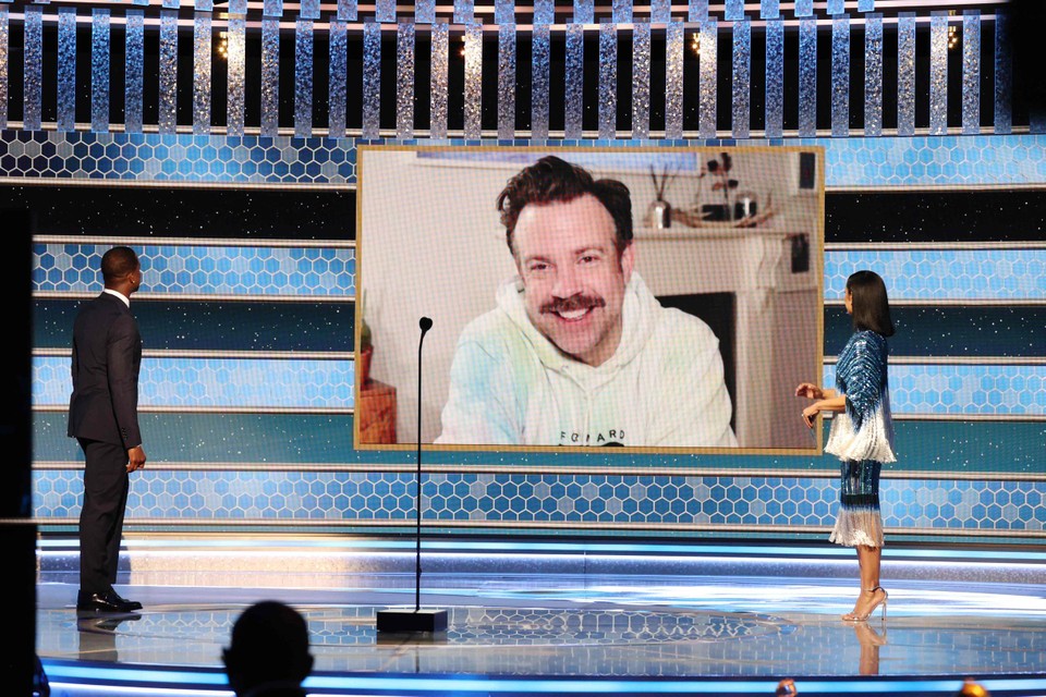 Terwijl vele anderen zich glamoureus uitdosten, accepteerde Jason Sudeikis zijn prijs in een trui.
