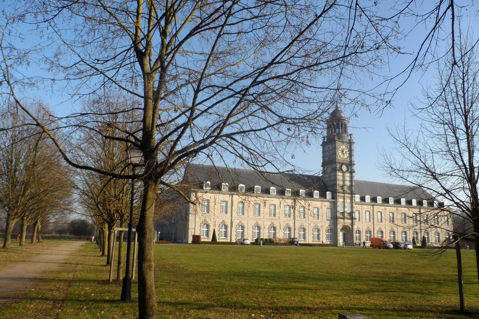De Sint-Bernardusabdij van Hemiksem, gesticht in 1243, opgeheven tijdens de Franse Revolutie. De abdij bezat de heerlijke rechten in onder meer Hemiksem, Puurs, Westmalle, Zoersel en Hoeven. In 1836 kochten de religieuzen dan de Sint-Bernardusabdij in Bornem, en verlieten Hemiksem definitief. De abdij van Bornem bestaat nog steeds.