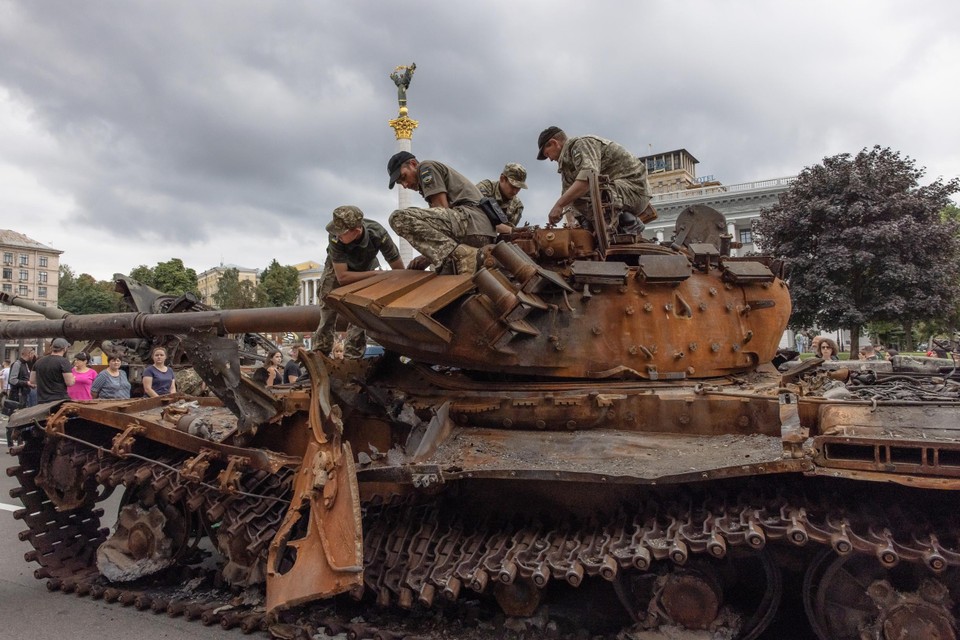 Een roestige Russische tank, die tijdens de oorlog door Oekraïense soldaten is veroverd.