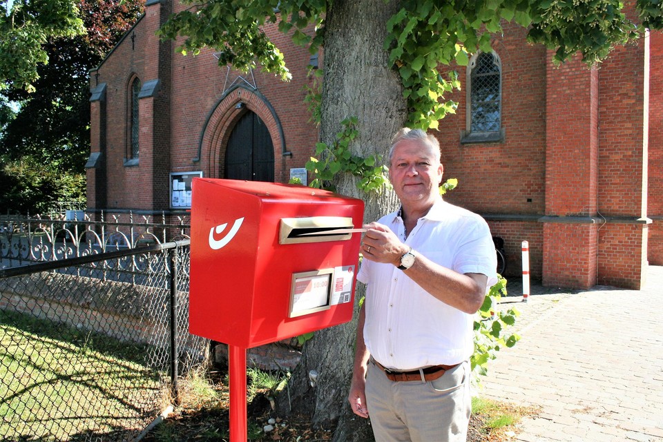 Gemeenteraadslid De Meyer en alle andere inwoners van Puivelde kunnen weer brieven posten in hun dorp.