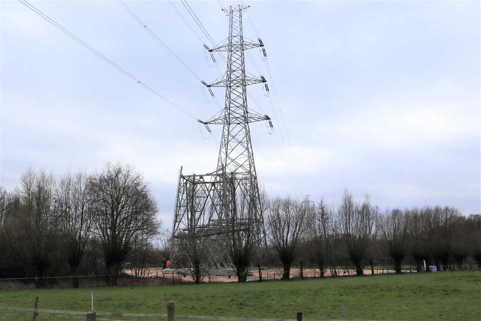 Er wordt ook een nieuwe hoogspanningsmast gebouwd naast de bestaande.