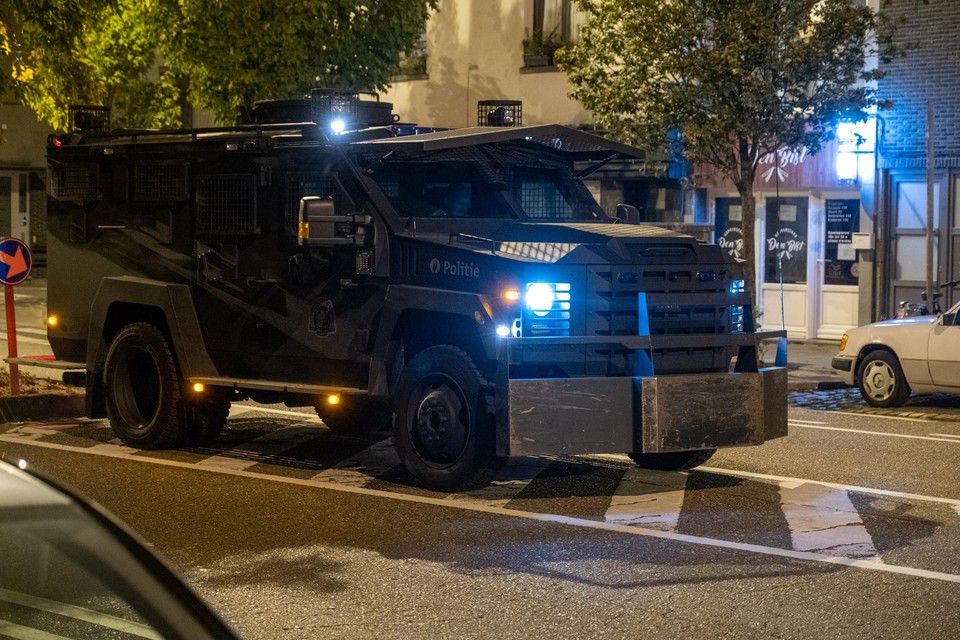 Een pantserwagen van de politie in Deurne. 