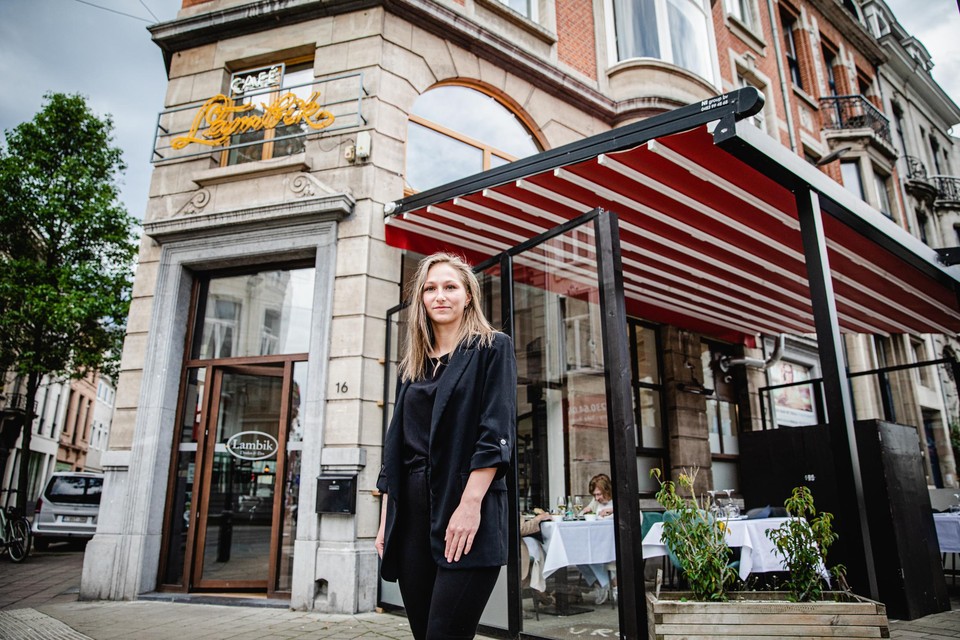 Quincy Mariën (22 jaar) kon afgelopen weekend eindelijk van start in brasserie Lambik, dat nu een overdekt, winddicht terras heeft.