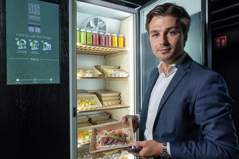 Pieter-Jan Debel voor zijn slimme frigo. Met een app open je de deur. Haal er een maaltijd uit en een speciaal etiket rekent automatisch af.