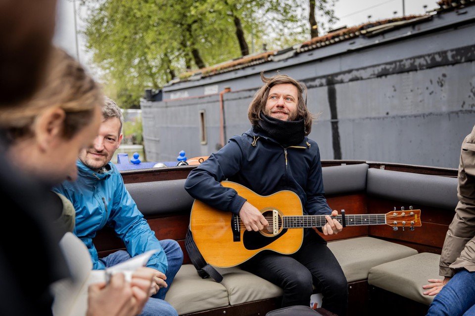 Muzikant Berang speelt tijdens Lokale Helden op de boottaxi en op de Sint-Romboutstoren.