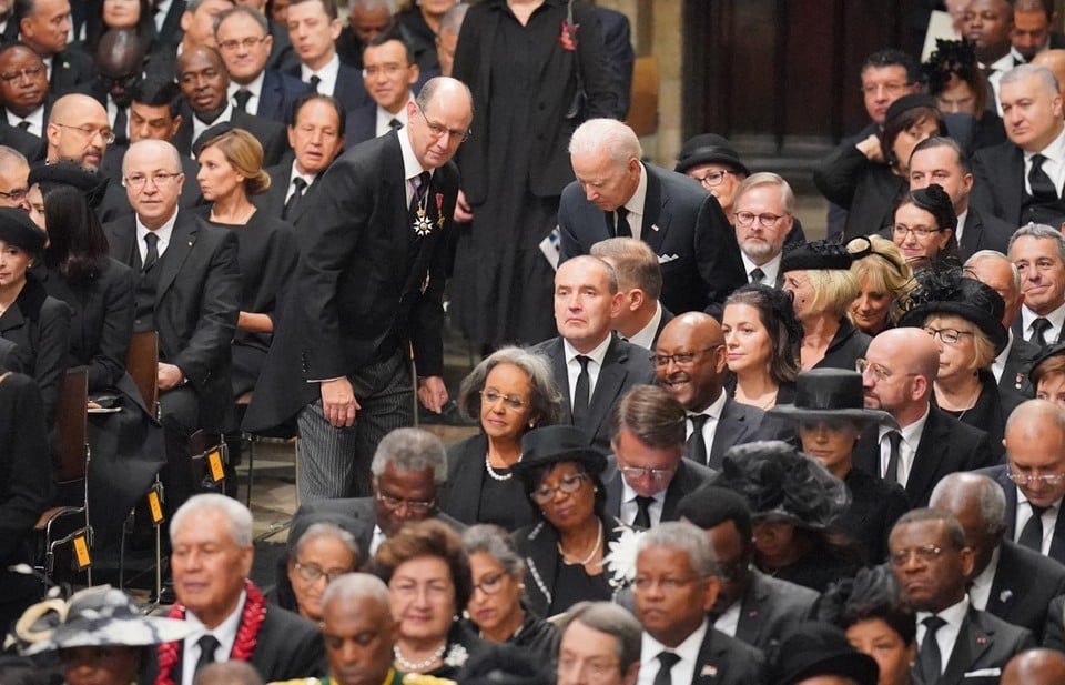 De Amerikaanse president Joe Biden kreeg een plaatsje helemaal achteraan in de kerk. 