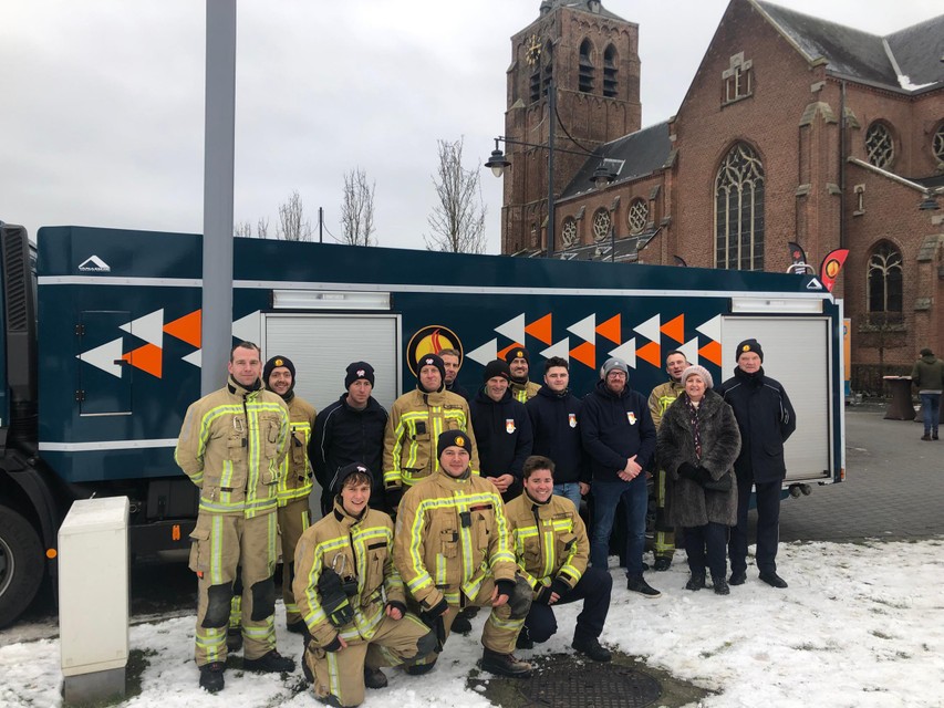 De vrijwilligers van het nieuwe brandweerkorps van Lille nemen samen met burgemeester Marleen Peeters, korpsoverste Johan Lambregts en zonecommandant Luc Faes een eigen tankwagen in gebruik.