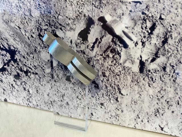 Een kopie van ‘Fallen astronaut’, het beeldje dat vereeuwigd ligt op de maan. 
