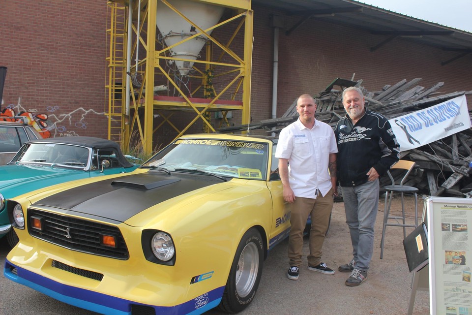 Jans Anno (links) van Red De Oldtimer bij de unieke Ford Mustang van Adelbert Engler (rechts): “Hier zijn er maar acht van gemaakt in opdracht van het bedrijf Monroe.”