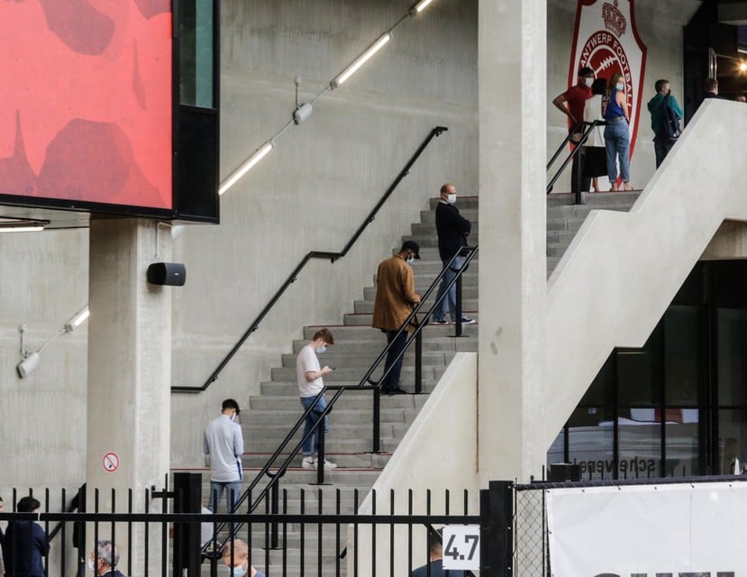 De priknamiddag in het Bosuilstadion had succes. Er stond rond 13u een lange wachtrij op de trap, maar alles verliep heel vlot.