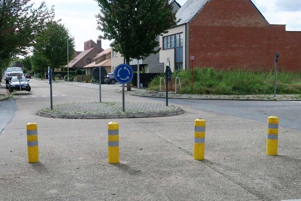 Deze en ook de andere gele paaltjes die in december door gemeentearbierders ‘geplant’ werden in de JB Pittoorsstraat en  Ganzenweg verdwijnen opnieuw. Hier, op het kruispunt van Ganzenweg met Vuurkruisenlaan wordt ook het rondpuntje gesaneerd.  