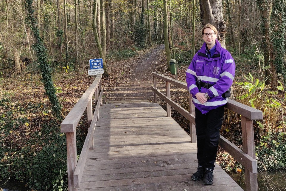 De Wijnegemse gemeenschapswacht Philippe Van Lierop in het park.