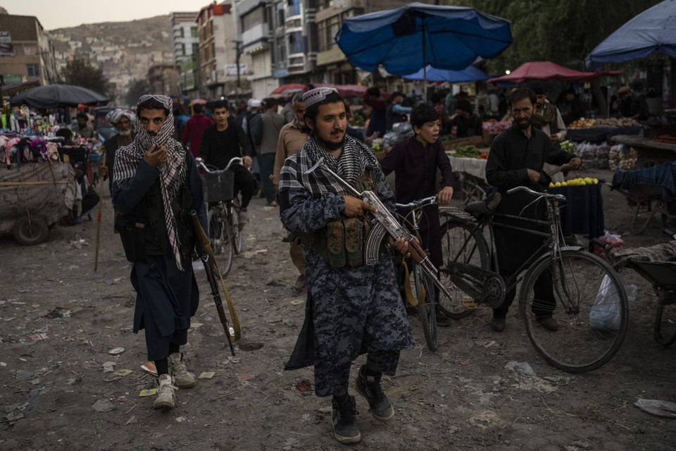 Patrouilles op de markt in Afghanistan 