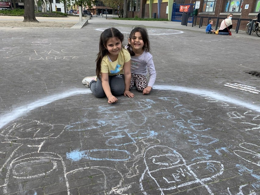 Nisa en Elif toonden hun kunsten met stoepkrijt.