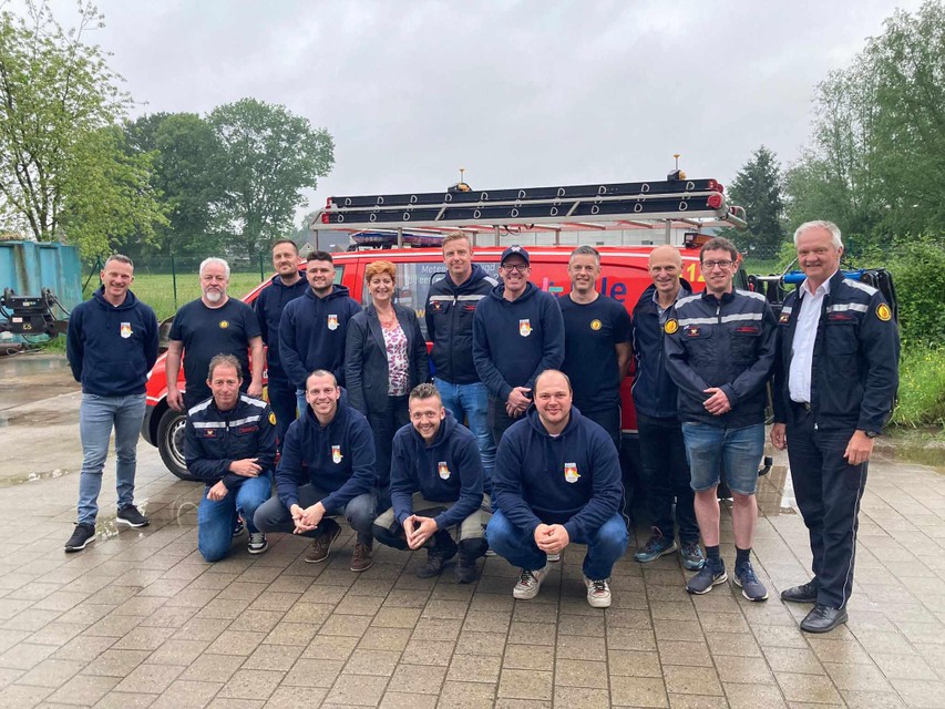 Het hele brandweerkorps van Lille met clusterverantwoordelijke Johan Lambregts en zonecommandant Luc Faes. Drie van de vijftien vrijwilligers ontbreken op de foto.