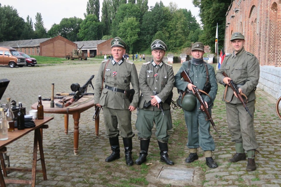 Enkele achtergebleven ‘Duitse’ soldaten, gespeeld door De Condors, de eerste WO2-Airsoftgroep uit Limburg