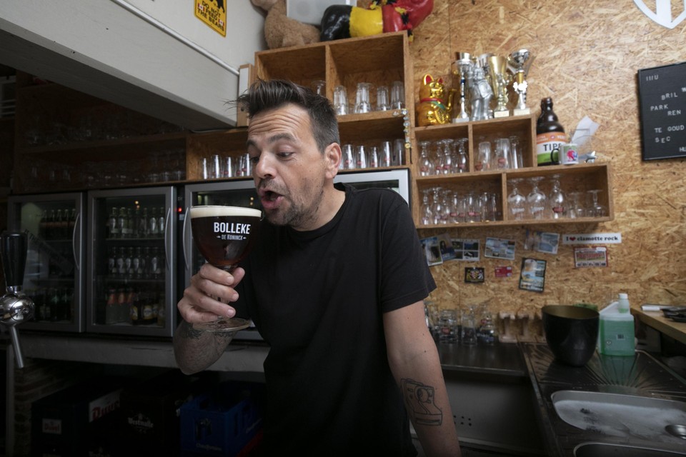 Cafébaas Steven Verbruggen is blij met het gratis van onze krant.