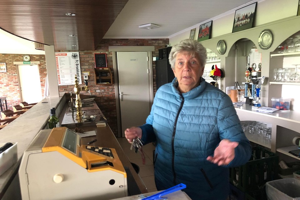 Cia Melis staat in de kantine van FC Broekkant in Arendonk bij de kassa die de inbrekers vernielden.