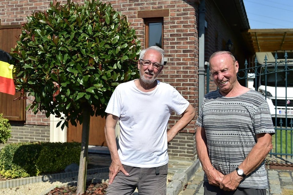 Rode Duivel-supporters Vic en Willy weten hoe snel er door hun straat wordt gereden.
