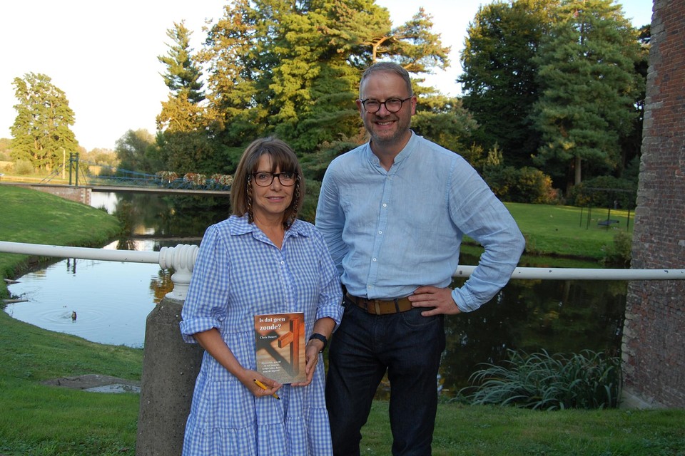Chris stelt het boek, samen met burgemeester Van Laere, voor aan kasteel Wissekerke.