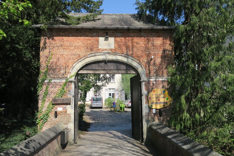 De poort tot het Puttehof. Toen ridder Van Craynhem hier in 1143 arriveerde in het dorp, was dat aanleiding voor een document waarin voor het eerst sprake is van de naam Schilde. Op het poortgebouw zien we het fraaie wapenschild van bisschop Cappello (1597-1676). 