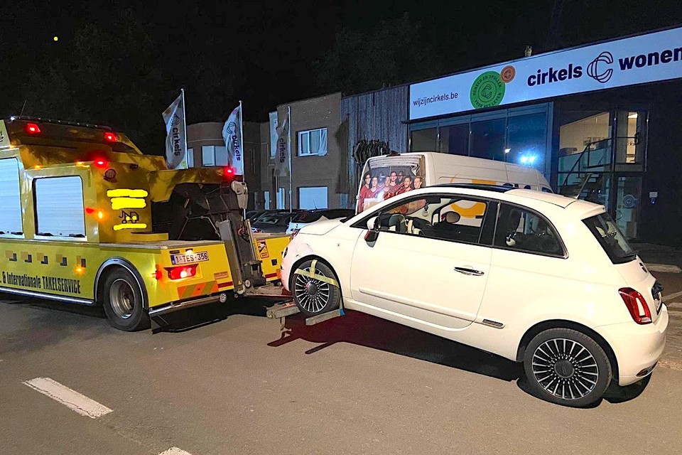 De auto van een bestuurder zonder rijbewijs wordt weggesleept.